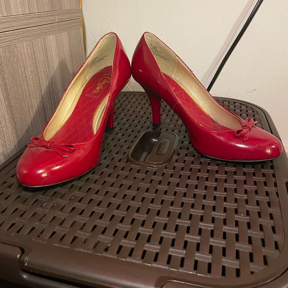 Candie’s 3 inch heel red pumps with bow